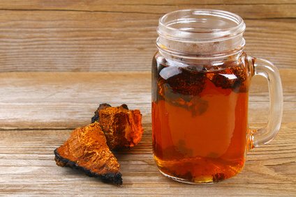Chaga Tee und Brocken auf Holz